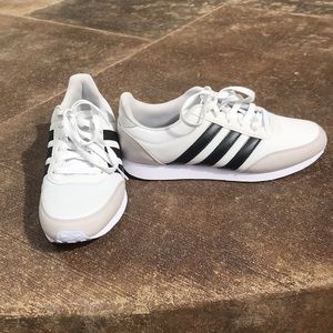NEW - NEVER WORN Woman’s ADIDAS trendy sneakers 👟